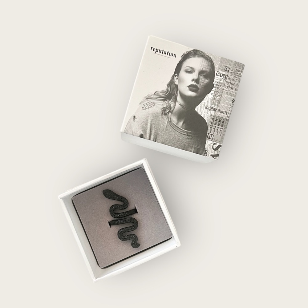 NEVER WORN Taylor Swift Reputation Tour Black Snake Ring in Box